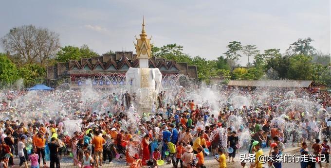 作为傣族最隆重最盛大节日—泼水节的庆祝仪式