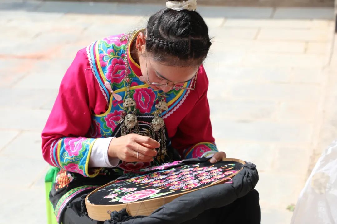 中国的文化博大精深，感兴趣的老外看着我们的传统手艺